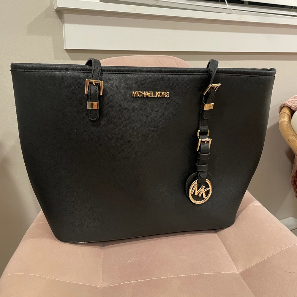 MICHAEL KORS
Jet Set Medium Saffiano Leather Top-Zip Tote Bag